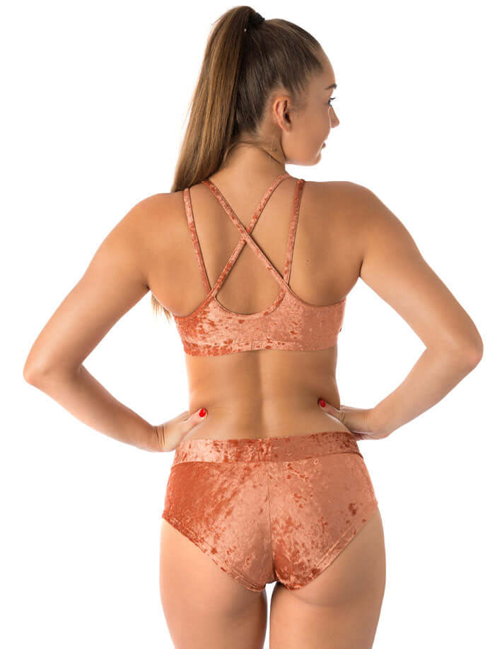 Femme portant des booty shorts en velours et un soutien-gorge assorti, vue de dos.