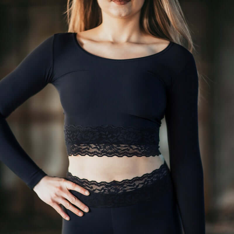 Lace crop top Pavi | Sportovní crop top s krajkou | Color: black lace | Gymnastics crop top | Long Sleeve | Dragonfly Clothing and Yoga Wear