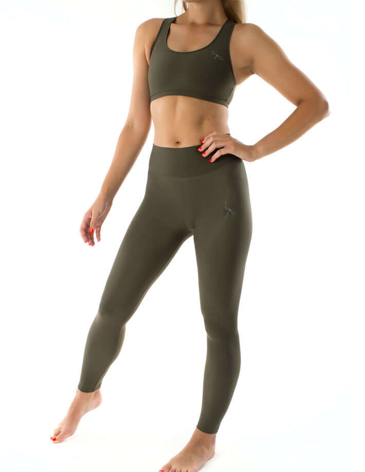 Legging long de sport Adriana en olive, confortable et extensible, avec un haut assorti.