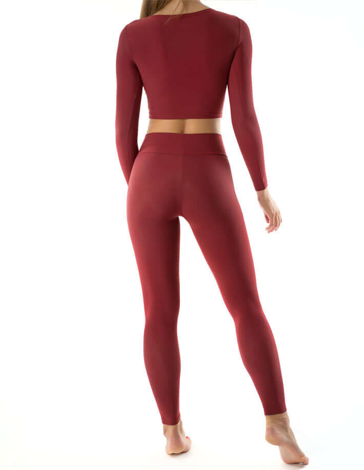 Rückansicht von einer Frau in Mid Rise Sportleggings, die weich und dehnbar sind und sich perfekt für Training und Alltag eignen.