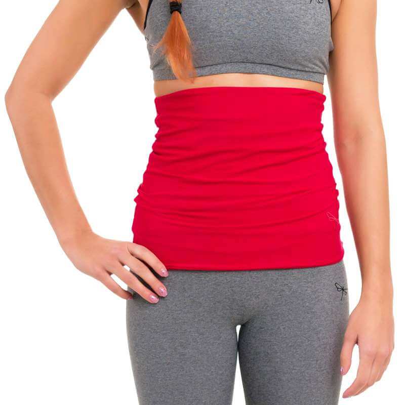 Chauffe-dos rouge pour l’échauffement et le stretching des danseurs, confort optimal et broderie Dragonfly.