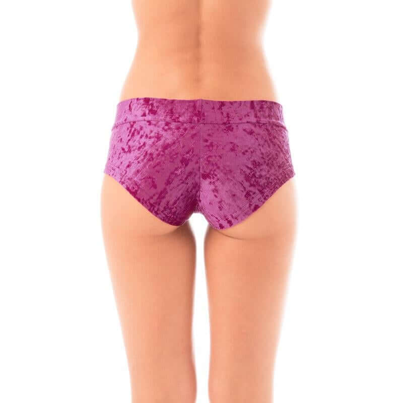 Sametové pole šortky - pohled zezadu na sametové hot pants v purpurové barvě.