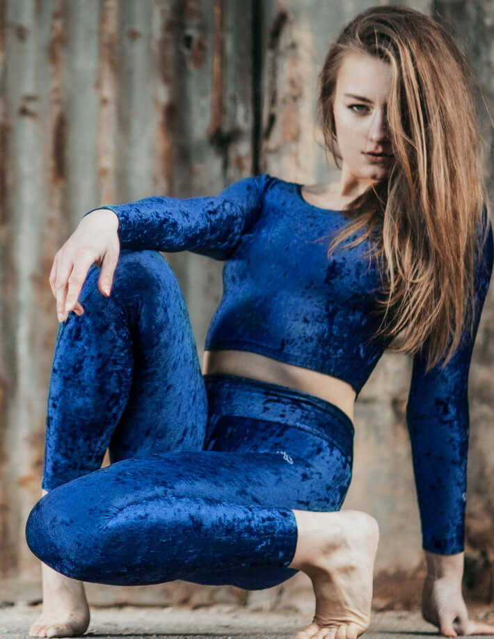 Velvet crop top Pavi | Crop top de sport en velours | Color: blue velvet | Gymnastics crop top | Long Sleeve | Dragonfly Clothing and Yoga Wear